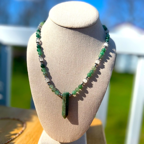 Handmade Beaded and Natural Stone Necklace Beautiful Natural Looking - Picture 1 of 5